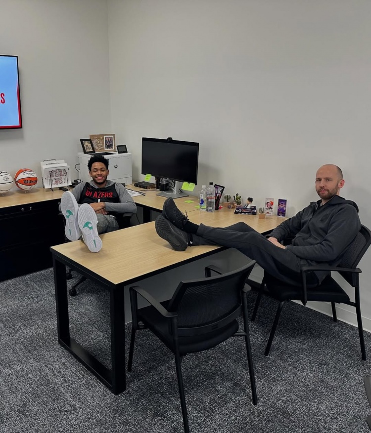 jiuyou游戏-西蒙斯致谢开拓者：在这里我从孩子成长为男人 感谢所有队友&amp;教练