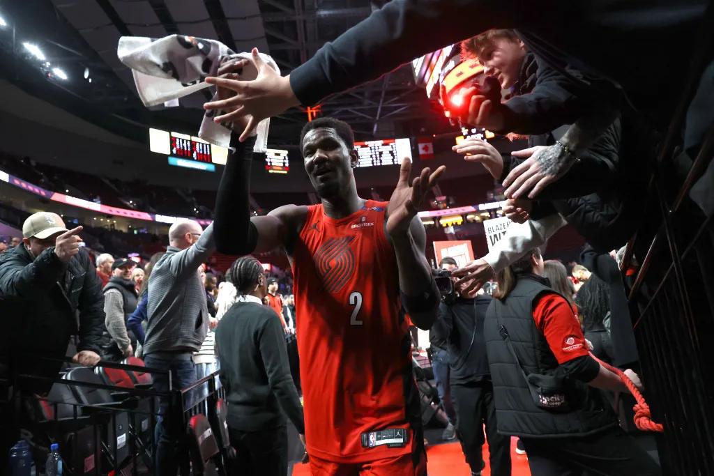 记者：艾顿认为东契奇是NBA最好的组织者，并希望和他取得成功